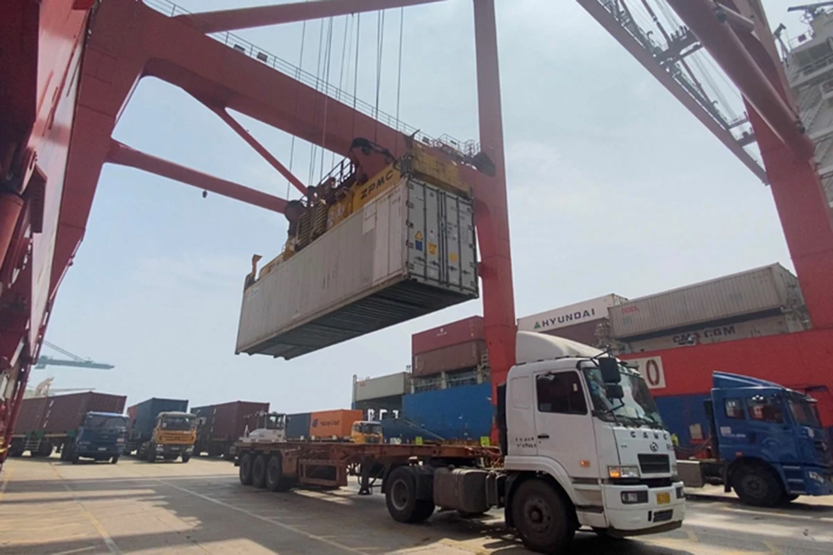 Container loading at port for international shipping, representing Anrui Biotech’s reliable global logistics and on-time delivery service.